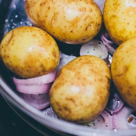 Uvařte brambory spolu s celerem.