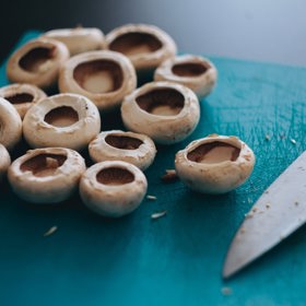 Houby pokrájejte na malé kousky, aby se nedraly z těsta ven.