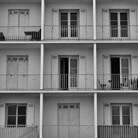 V malém bytě se občas dva lidi nesnesou.