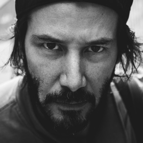 Po boku Keanu Reevese se objevila i ve filmu Matrix.