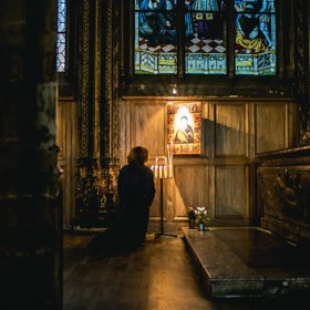 V kostelech najdete bílou barvu svící.