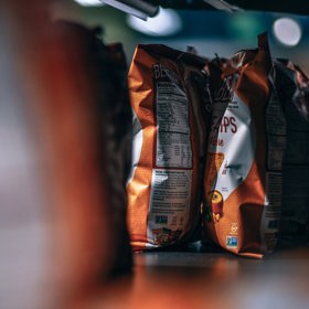 Místo chipsů zobejte oříšky.