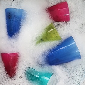 Vyrobte si šetrný prostředek na nádobí.