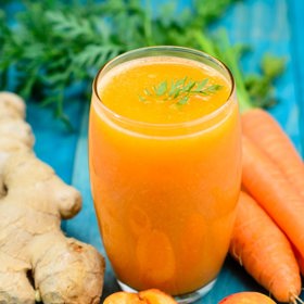 Džusy vám neuškodí, ale pomoci shodit nadbytečná kila také ne.