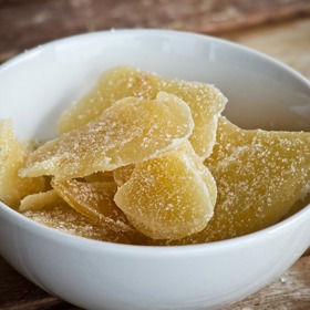 Sušené ovoce bývá obalené v cukru.