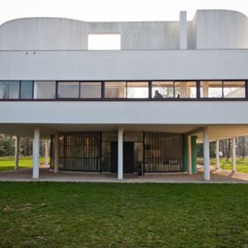 Vila Savoye je shrnutím Corbusierova výrazového slovníku, myšlenek a metod: budova na sloupech, horizontální pásová okna, střešní zahrada, volný plán a flexibilní nakládání s plochou fasády.