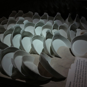 Sada luxusního porcelánového nádobí, ze které si hosté vychutnávali pompézní večeře