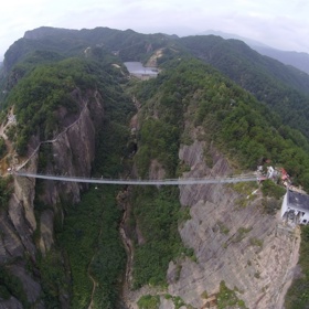 Most se klene nad kaňonem v parku Shiniuzhai ve výšce 180 metrů. Aby jej chodci zdolali, musí ujít 300 metrů po skle.