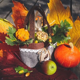 Dýně v kombinaci s listím a květinami jsou podzimní klasikou.