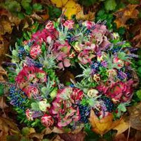 Květinové věnce bytům sluší.