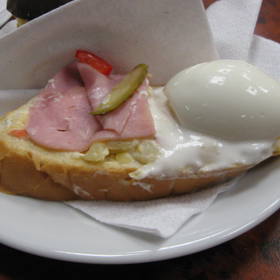 Chlebíček s vajíčkem a šunkou je český evergreen.