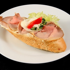 Bramborový salát na chlebíček prostě patří.