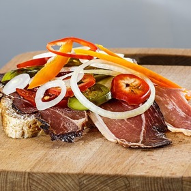 Na chlebíčky si můžete dát třeba i  pršut.