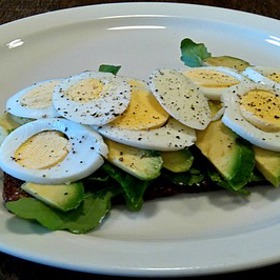 Chlebíček s avokádem a vejcem se stal oblíbenou snídaní.