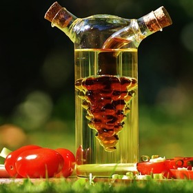 Ocet sklo odmastí a dodá mu žádaný lesk