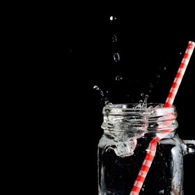 Čistou vodu byste měla pít celý den.