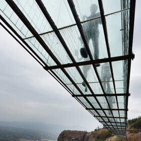 Most tvoří skleněné tabulky o tloušťce 24 milimetrů. Jsou tak 25krát silnější než běžné sklo.