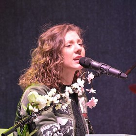 Thoma doprovodí zpěvačka Leny