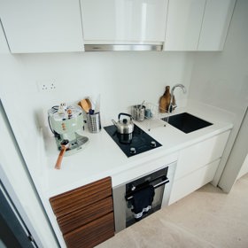 Kuchyňka je maličká.