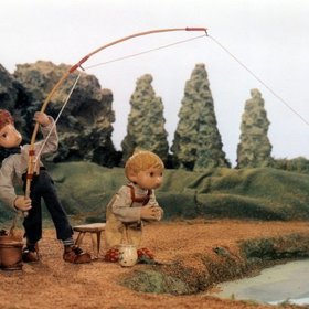 Jája a Pája žili s dědou Lebedou a bojovali se zlým sousedem Krkovičkou