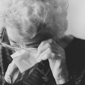 Stává se, že když zemře jeden ze staršího manželského páru, druhý jej zanedlouho následuje.