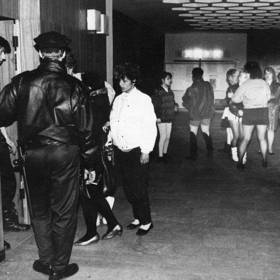 Stb si lehké děvy svědomitě hlídala