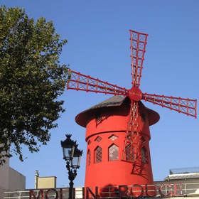 Nejznámější francouzský kabaret Moulin Rouge