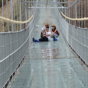 „Zůstal by pevný, i kdyby na něm turisté skákali,“ řekl zpravodajské agentuře China News Service konstruktér mostu.