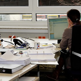 Na psacím stole bývá více bakterií než na záchodovém prkénku.