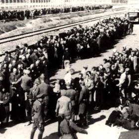 Mezi léty 1939 a 1945 prošlo koncentračním táborem Ravensbrück přes 130 tisíc vězeňkyň. Jen 40 tisíc se dožilo konce války.