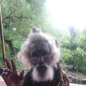 Muž, který založil sirotčinec, ve kterém Roman Hanák působí.