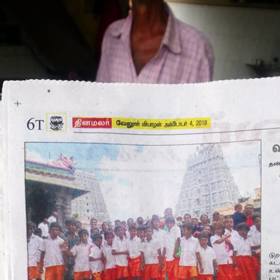 O mladíkovi z Čech, který pomáhá místním sirotkům, se píše i v místních novinách.