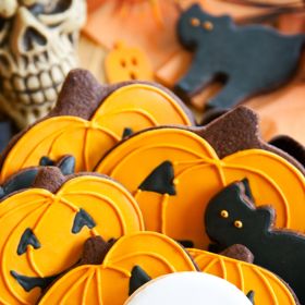 Na zdobení se vám bude hodit hlavně černá a oranžová.