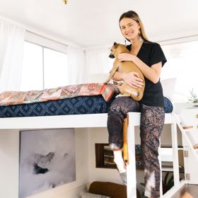 Modelka a designérka Kyleigh Kuhn našla svůj vysněný domov na vodě. Její hausbót s názvem Whim (Rozmar) kotví v metropolitní oblasti San Francisco Bay Area v americké Kalifornii.