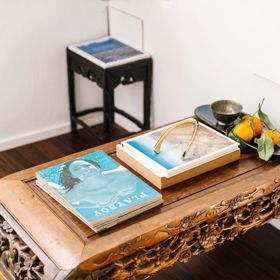 Po kalkulaci se rozhodla pro zakoupení lodi namísto pravidelného odvádění nájemného. „Život na vodě mi přijde jako skvělý nápad, je lepší než ty malé, neinspirativní byty, které se pohybovaly v rozmezí mého rozpočtu,“ řekla. „Požadované nájemné jsem vynásobila krát dvanáct a uvědomila jsem si, že bude levnější si prostě koupit loď a opravit ji, než platit rok nájemné. No, náklady na renovaci daleko přesáhly kalkulaci, ale to se relativně brzy splatí samo.“