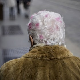 Některé stařenky volí velice zajímavý styl melírů.