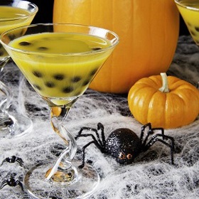 Banánový koktejl s čerstvými borůvkami.