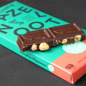 Dejte si práci a čokoládu otočte, najdete tam tabulku s obsahem.