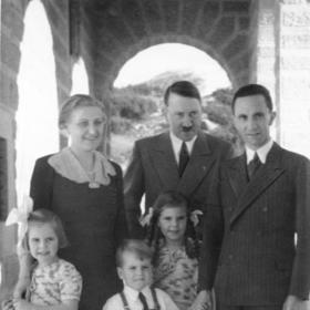 Do krásné herečky se zamiloval samotný Joseph Goebbels (vpravo), který však měl v té době už rodinu.