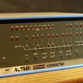 Se spolužáky sestavil první osobní počítač Altair 8800.
