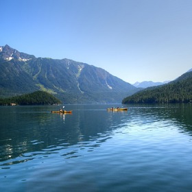 Jeho dům stojí na kopci u jezera Washington.