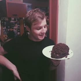 Thom si občas rád dopřeje něco sladkého.