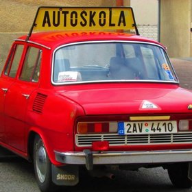 V autoškole se učili zájemci o řidičský průkaz řídit ve škodovce.