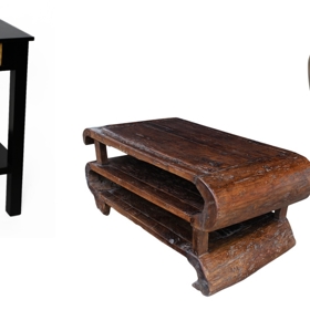 Zleva: květinový stolek: 7 400 Kč (jediný kus!), konferenční stůl Bali starožitný: 22 600 Kč (jediný kus!), váza antique: 90 Kč; vše Homelove.cz-