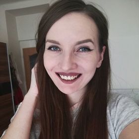 Sympatická, usměvavá a optimistická Eva žije normální život mladé slečny se všemi náležitostmi.