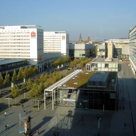 Po Prager Straße dojdete do centra, kde o Vánocích bývají krásné trhy.