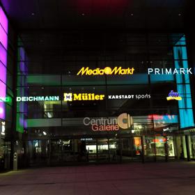 Cestou za věnci se můžete zastavit i v nákupním centru, kde se nachází v Česku tak oblíbený Primark.