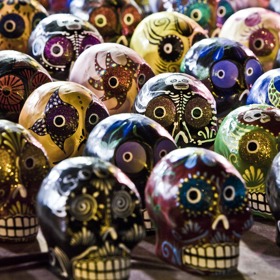 Bohatě zdobené malé lebky.