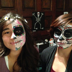 Pomalované obličeje jsou v Mexiku na tento svátek populární.