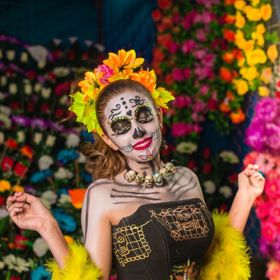 Stejně tak jako pomalované celé tělo.